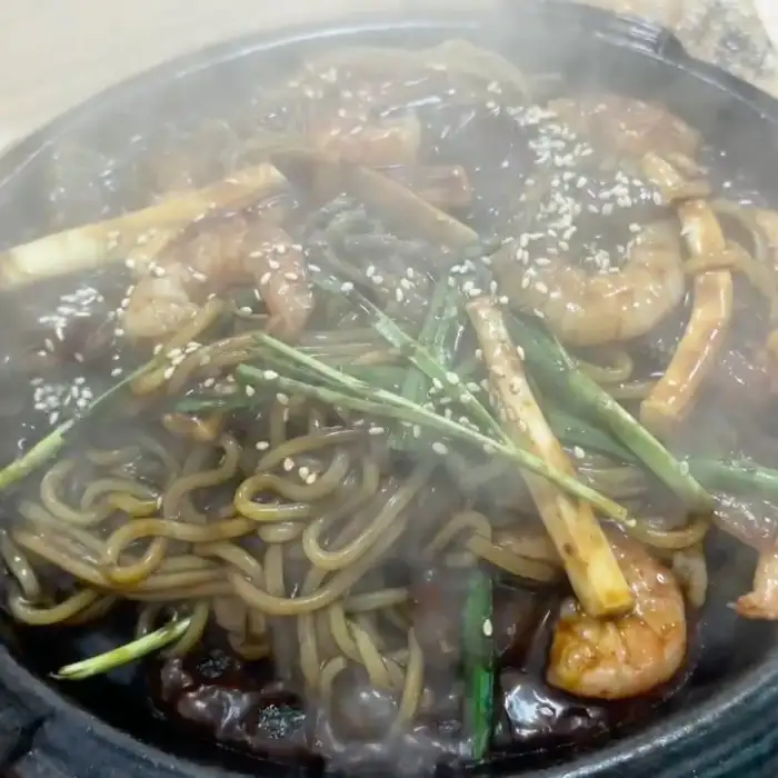 뜨거운 철판 위에서 지글거리는 해물철판짜장