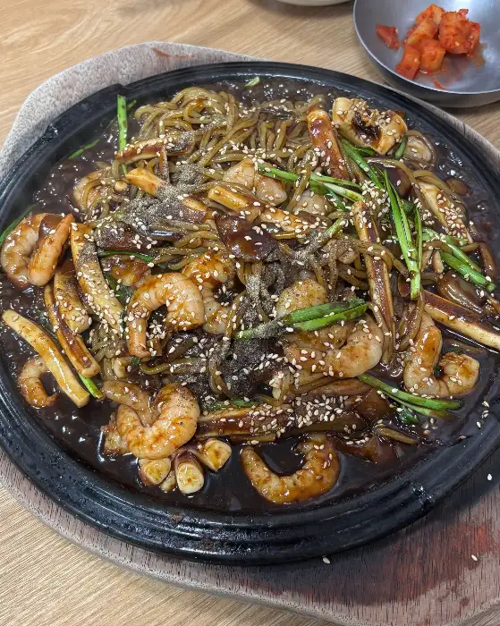 돌판 위에서 끓고 있는 해물철판짜장 전경