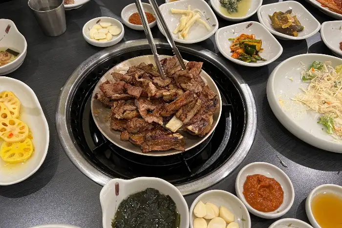 잘 익어가는 숯불갈비