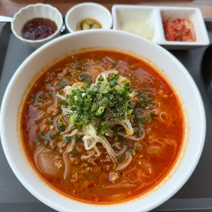 얼큰하고 진한 국물의 호지탕면