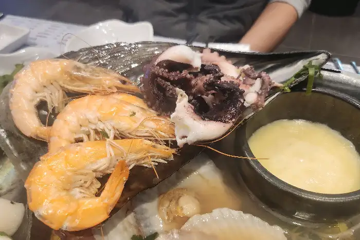 전골 속 싱싱한 새우와 낙지 모습