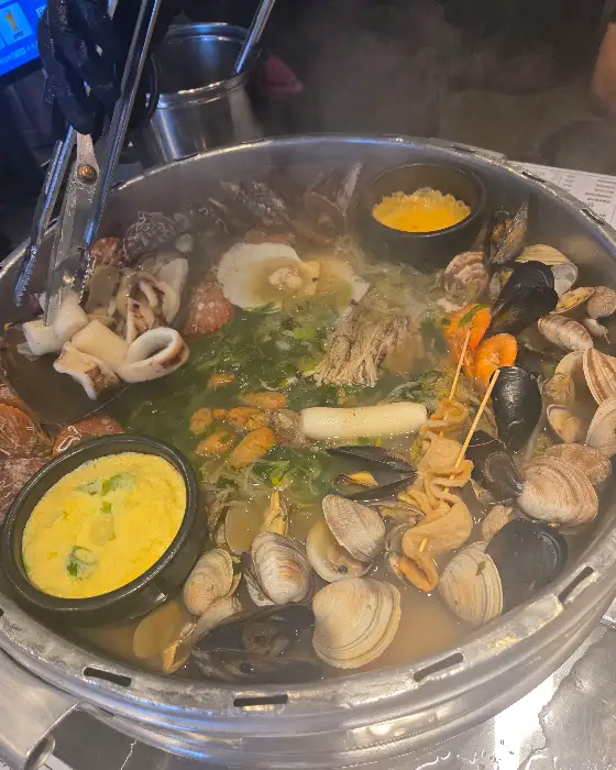 끓고 있는 조개 전골 모습