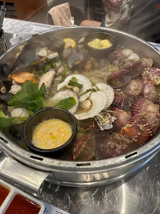 푸짐한 조개 전골의 다양한 해산물