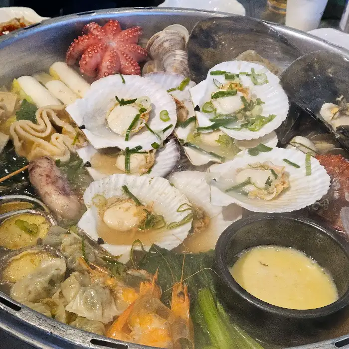 다양한 조개와 해산물이 담긴 전골