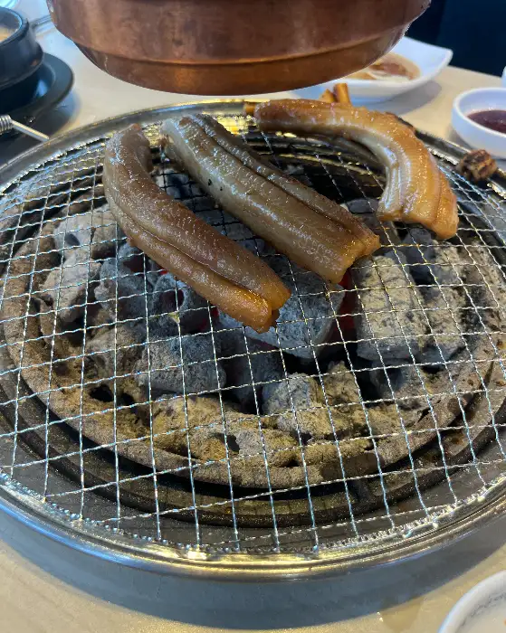 숯불 위에서 익어가는 통통한 장어 구이