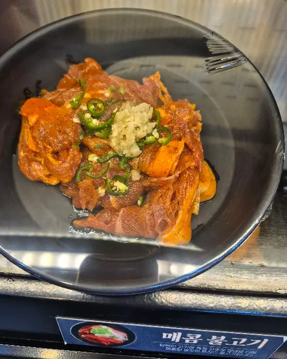 신선하고 마블링이 좋은 돼지고기 덩어리