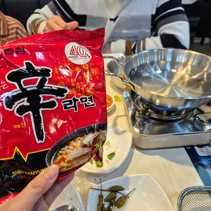끓이기 전의 봉지 라면과 냄비