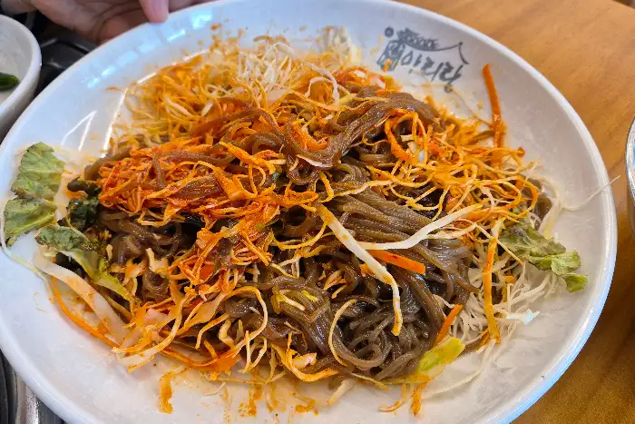 푸짐하게 담긴 막국수
