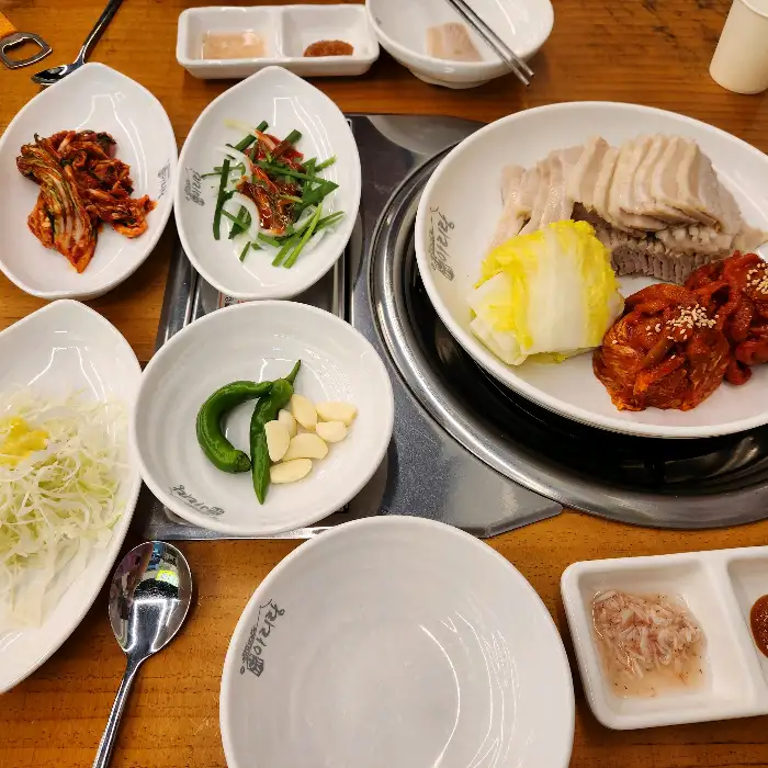 칼국수가 끓고 있는 냄비