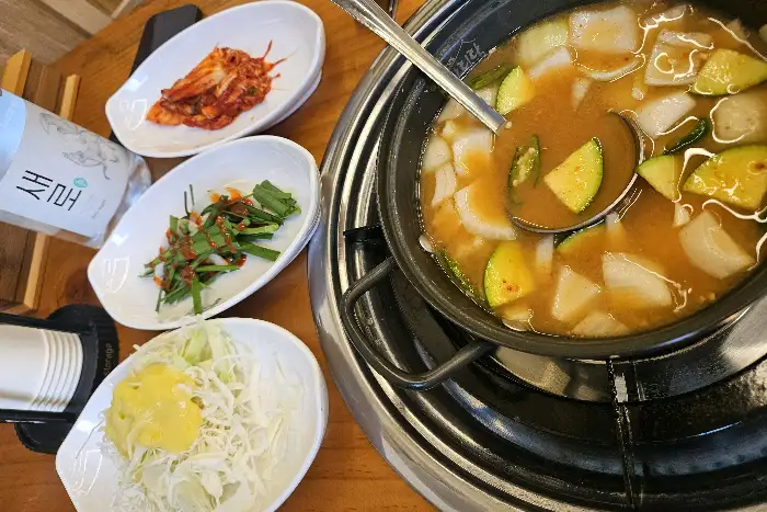 된장찌개와 곁들임 반찬들