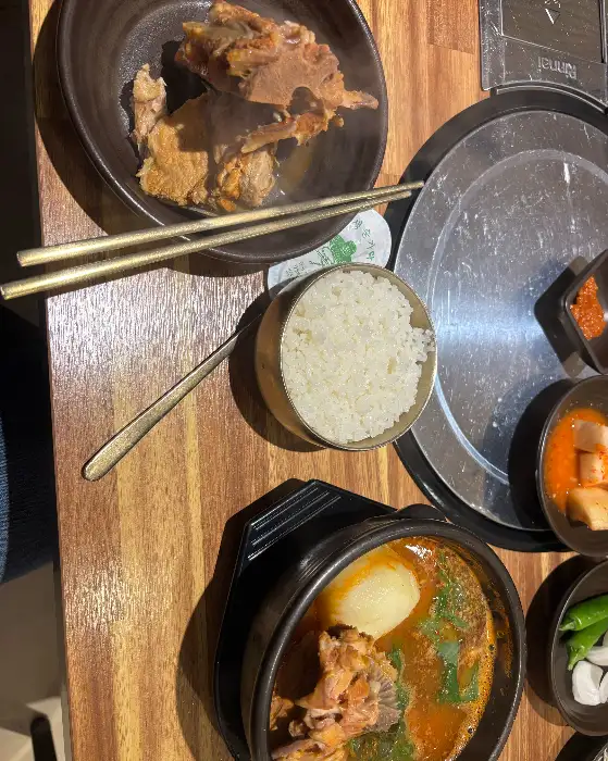뼈에서 발라낸 부드러운 감자탕 고기