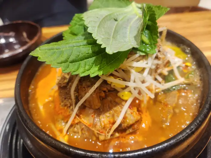 정갈하게 담긴 밑반찬들