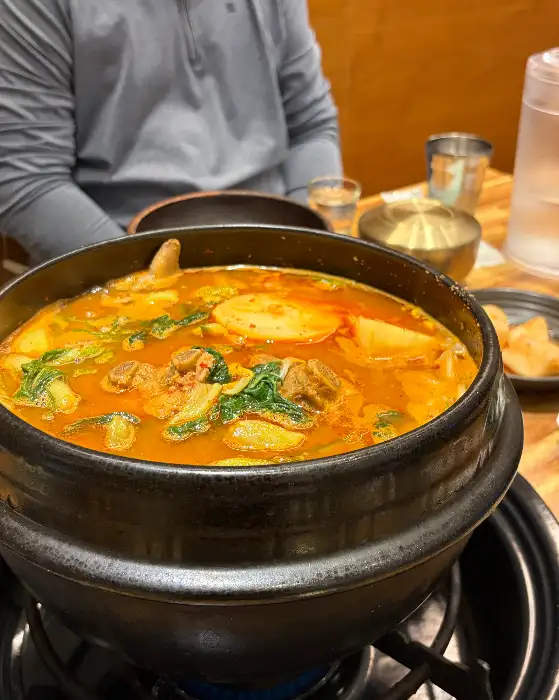 감자탕을 덜어 먹는 모습