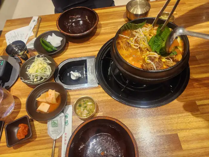 테이블 전체 모습 (감자탕, 반찬, 밥)
