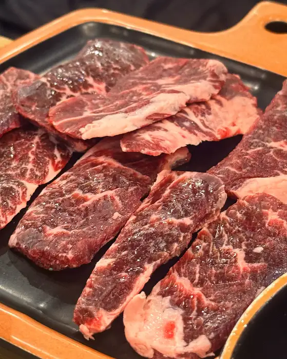 접시에 가득 담긴 신선한 차돌박이