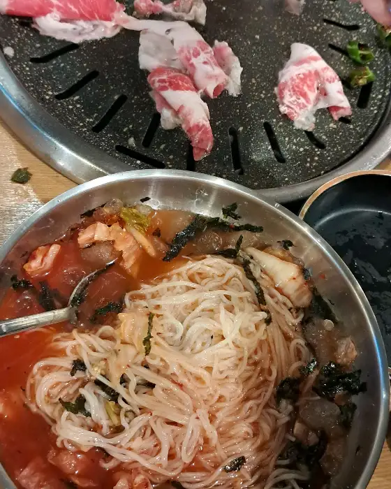 불판 위에서 익어가는 안창살 고기