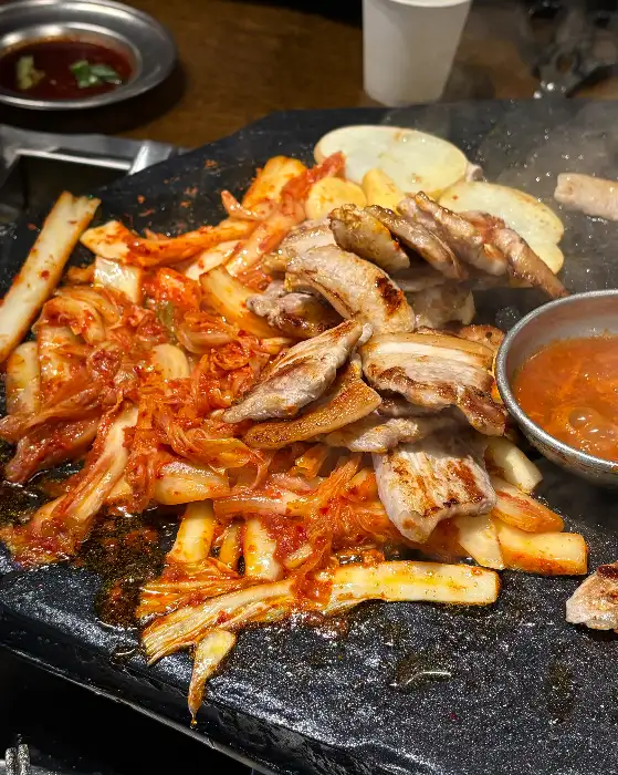석암생소금구이 내부 공간