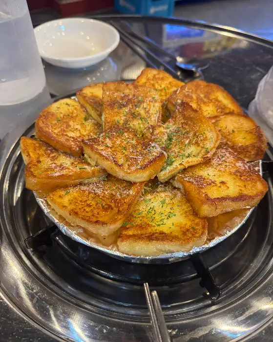노릇하게 구워진 계란 토스트가 쌓여 있는 모습. 달콤하고 고소한 향이 느껴지는 듯합니다.