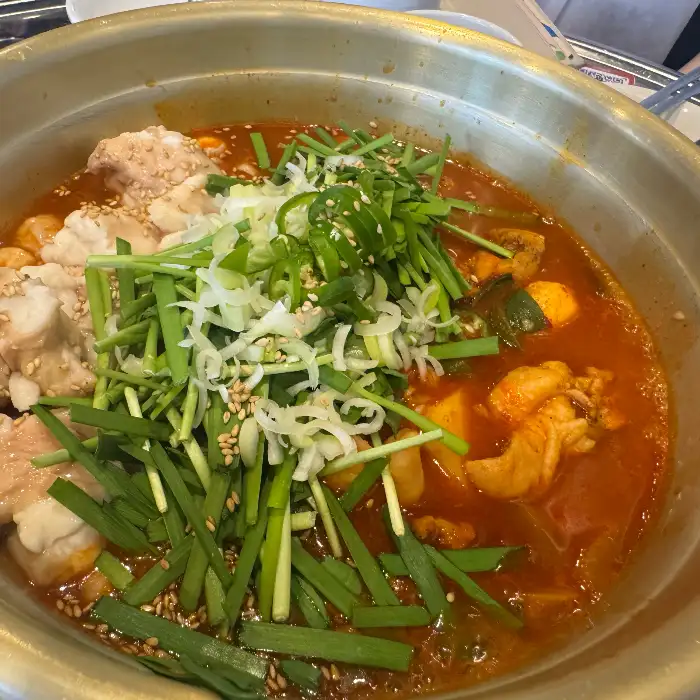 넓고 쾌적한 매장의 내부 모습. 테이블 간 간격이 넓어 편안하게 식사할 수 있습니다.