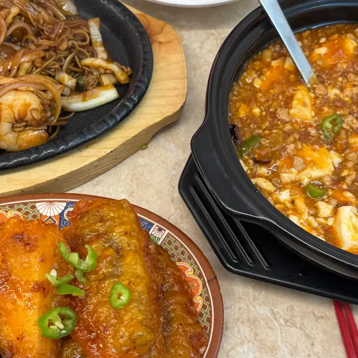 검은 냄비에 담긴 마파두부. 두부와 다진 고기, 고추기름이 어우러져 있습니다.