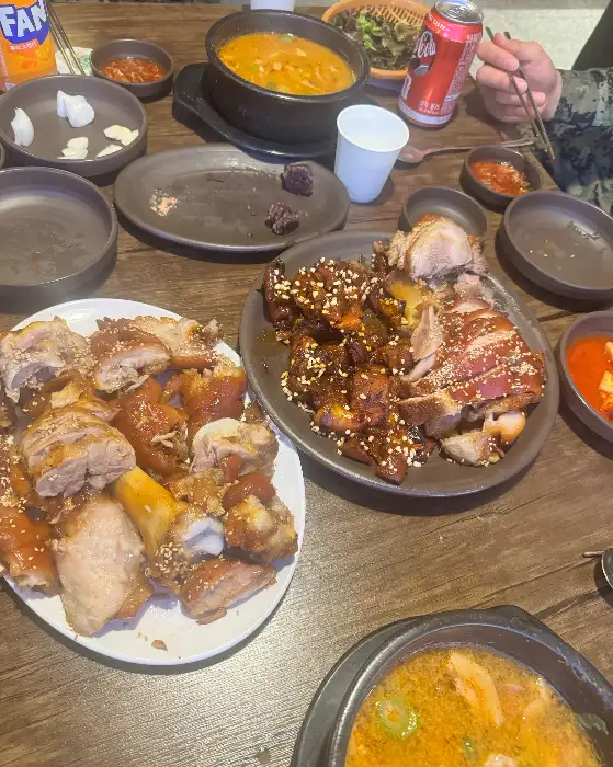 족발과 다양한 반찬이 담긴 상차림