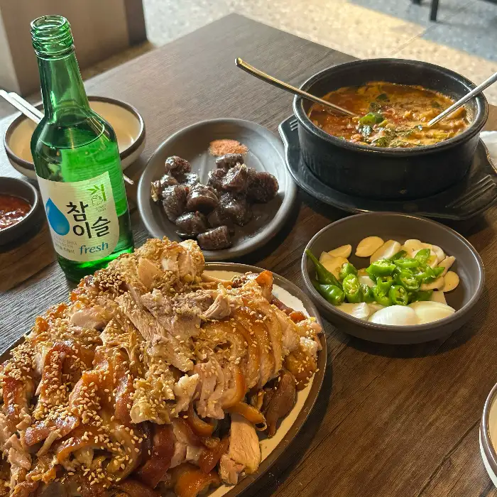 족발, 순대, 순대국, 소주가 함께 있는 모습