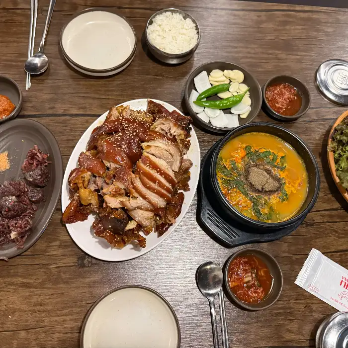 다양한 족발과 반찬이 놓인 테이블