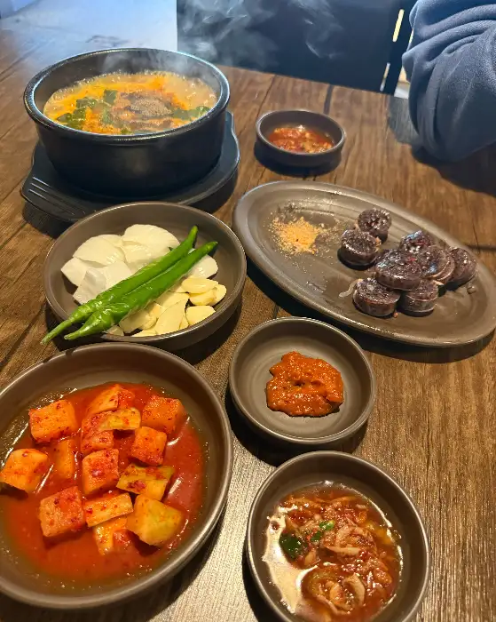족발, 순대, 쌈 채소, 김치 등이 놓인 테이블