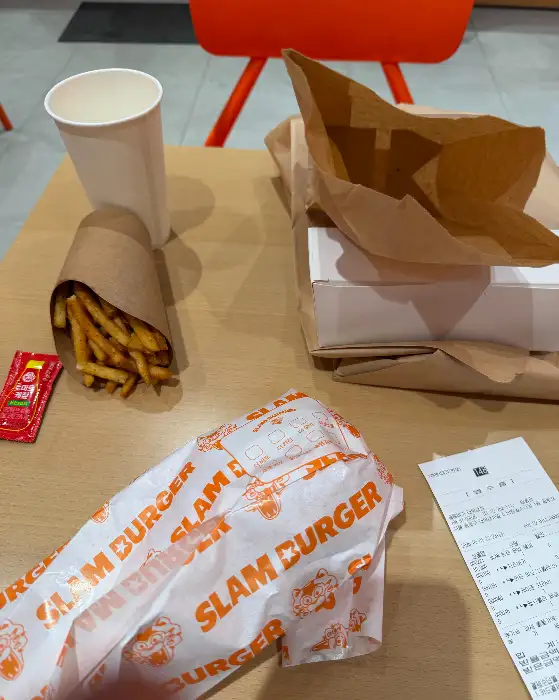 슬램버거 대학로점 셀프 바 및 테이블 모습
