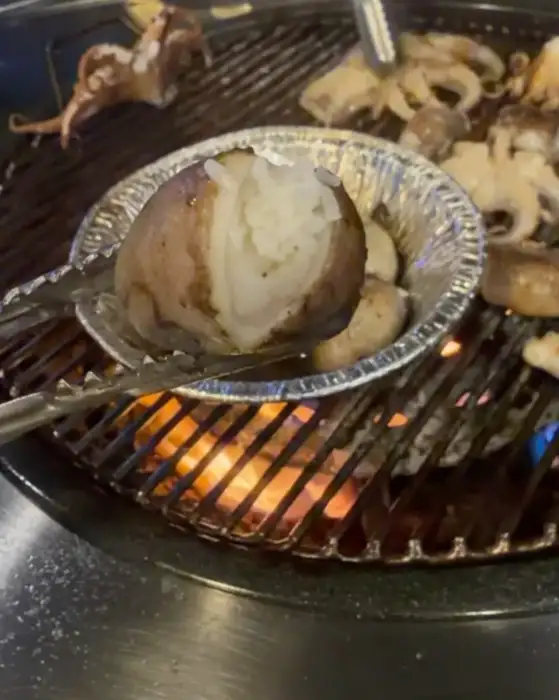 불판 위에서 치즈와 함께 익고 있는 쭈꾸미