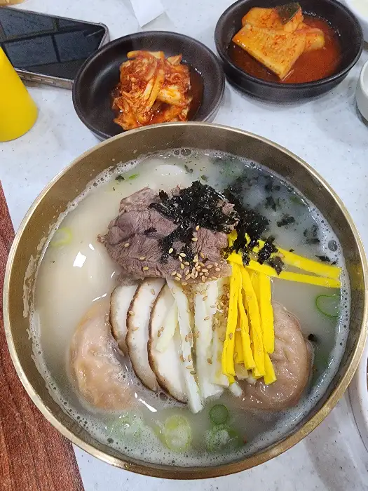 푸짐한 한우 설렁탕