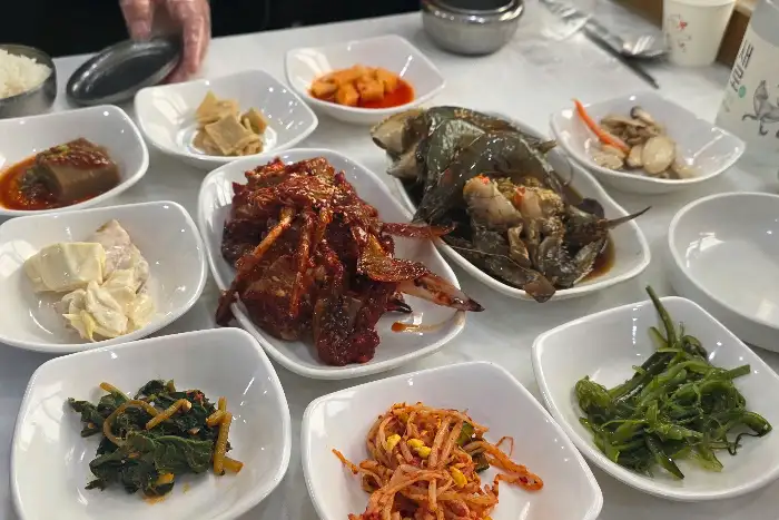 다양한 밑반찬과 메인 메뉴가 차려진 식탁