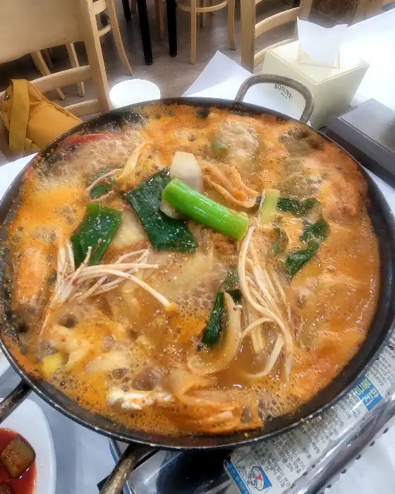 끓고 있는 게국지 냄비