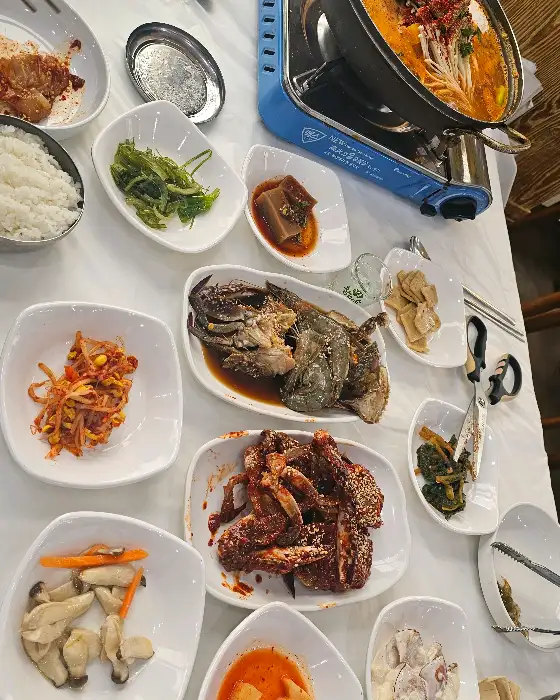 게장, 새우장 등 여러 해산물 요리가 담긴 식탁