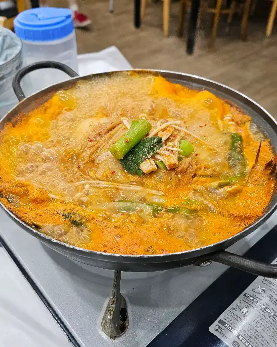 끓고 있는 게국지 냄비 클로즈업