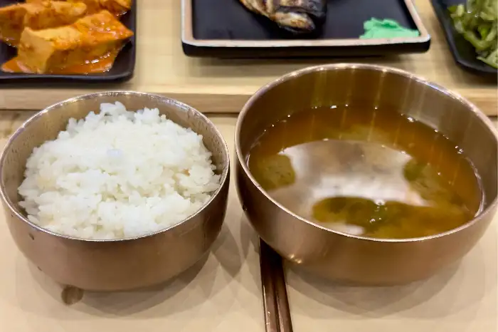 흰쌀밥과 맑은 국물이 담긴 놋그릇
