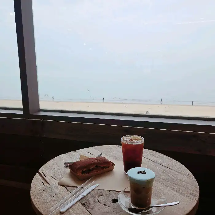 테이블 위의 음료와 빵