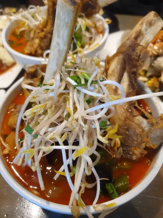 푸짐하게 담긴 보말칼국수의 근접 촬영 사진
