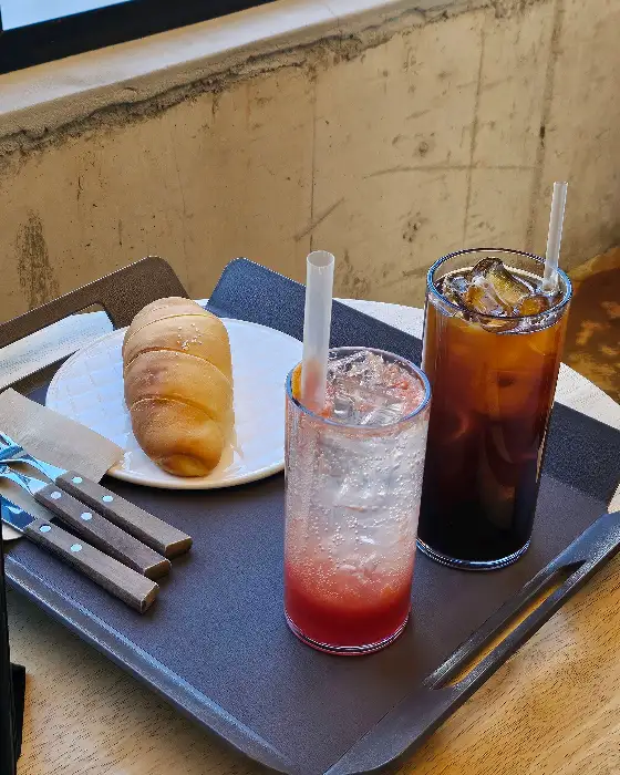 음료와 디저트 세트