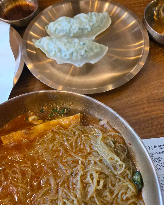 교동면옥 동탄레이크꼬모점, 만두와 냉면 클로즈업