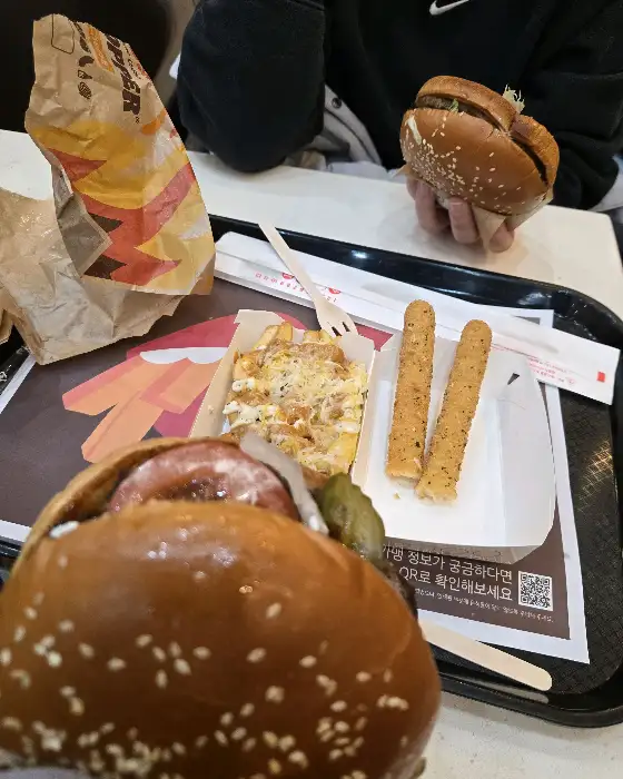 햄버거와 사이드 메뉴