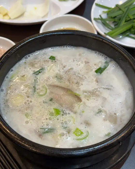 돌탄순댓국 경북도청점 순대국밥 속 재료 클로즈업