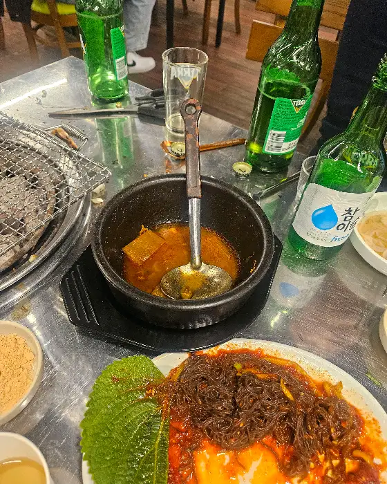 맛있게 구워지고 있는 고기와 꽃게