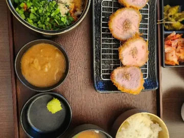 구디 맛집 ‘흥도식당’에서 만난, 옛 추억을 소환하는 정겨운 돈까스 한 상
