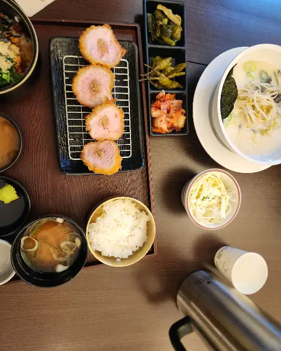 정갈하게 차려진 돈까스 한상차림