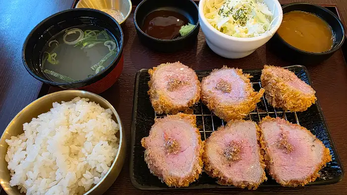 바삭하고 부드러운 돈까스 단면
