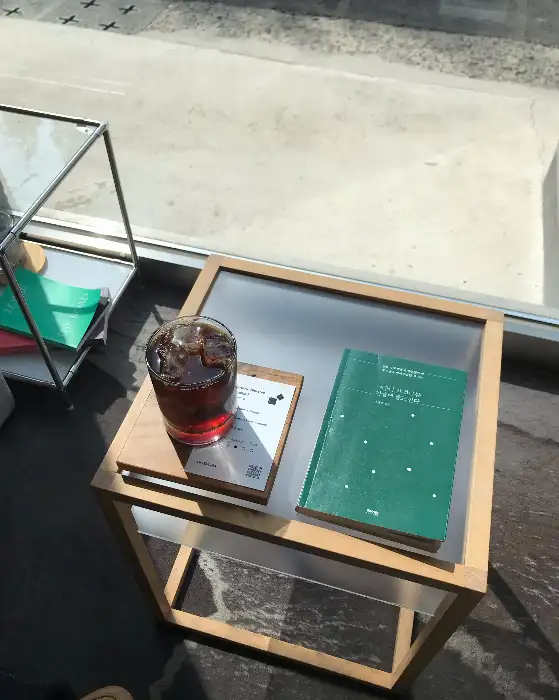 테이블 위의 커피와 책