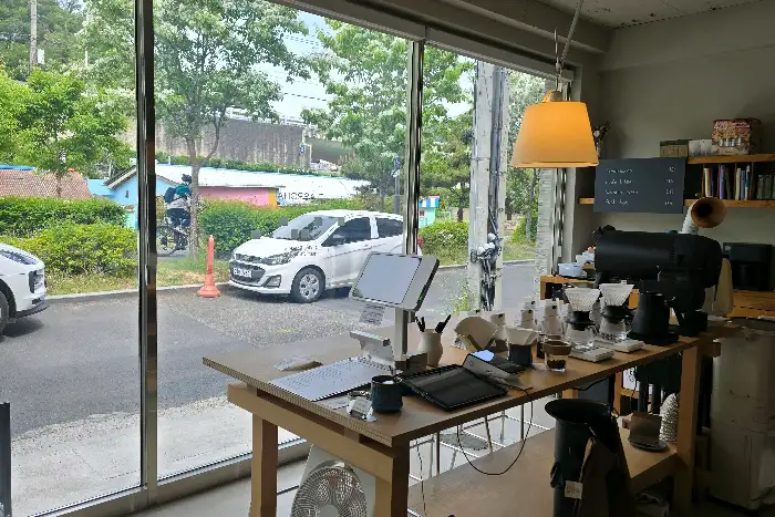 카페 내부, 통유리창 밖으로 보이는 거리 풍경