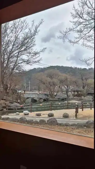 창밖으로 보이는 함안 무진정의 풍경