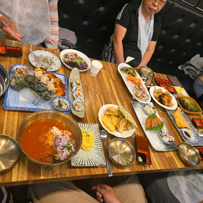 테이블에 가득 차려진 다양한 음식들